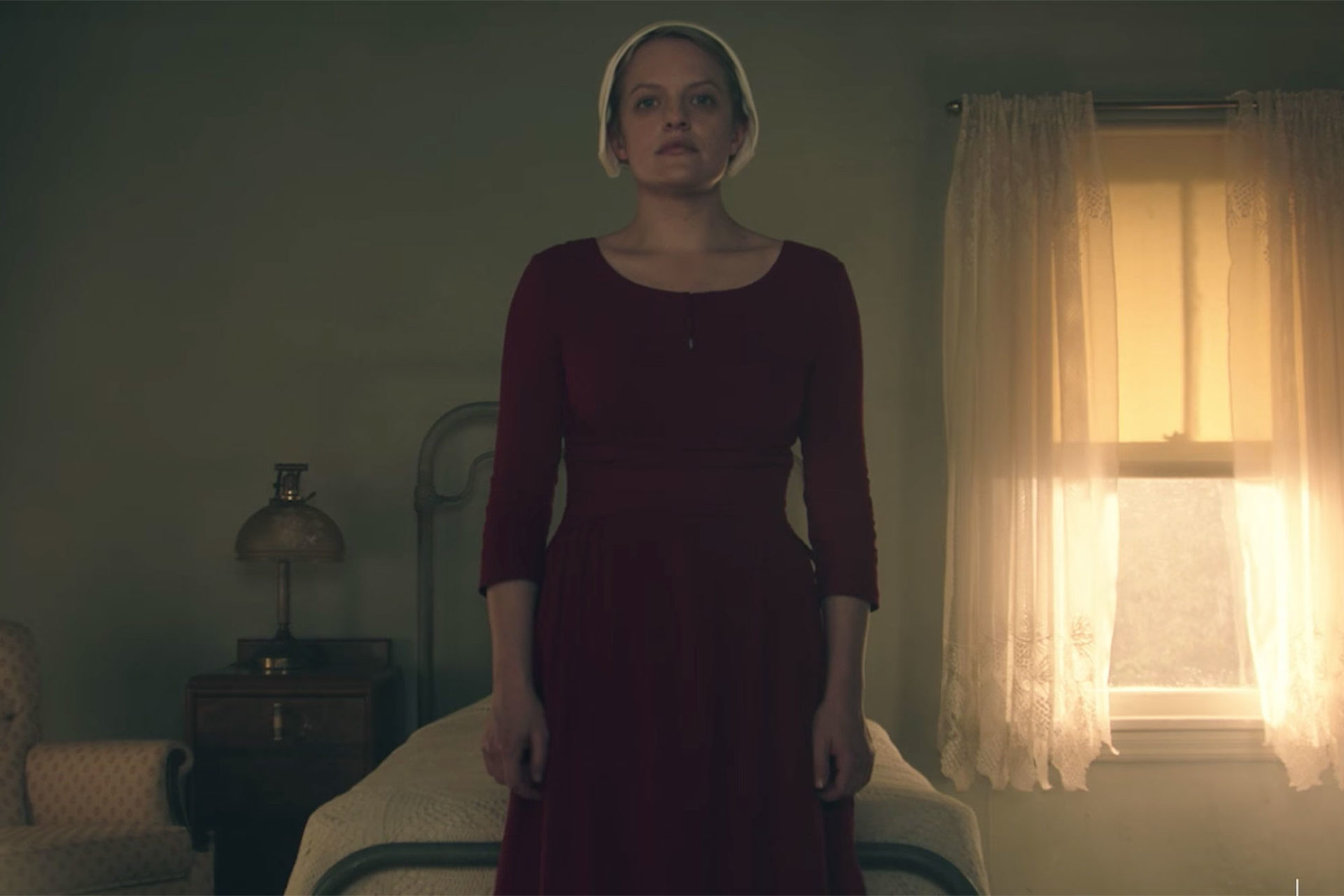 Рассказ служанки трейлер. Рассказ служанки Командор. The Handmaid's Tale a Hulu Original. Housemaids Tale.